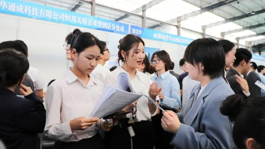 作为一所本科应用型学校，学校始终注重培养适应市场需求的专业人才。此次双选会吸引众多企业，既为学生提供了与企业直接对接的机会，也便于企业选拔优秀人才。同时反馈行业最新动态，助力学校及时调整专业设置和教学内容臻富配资，实现人才培养与市场需求的无缝对接。