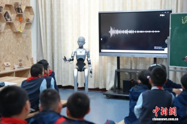 蚂蚁配资 全球首款全尺寸仿生教育机器人在合肥“开课”